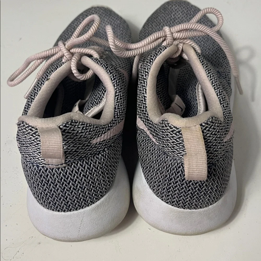 Nike Sz 7Y Pink Black Knit Tie Up Athletic Running Shoes